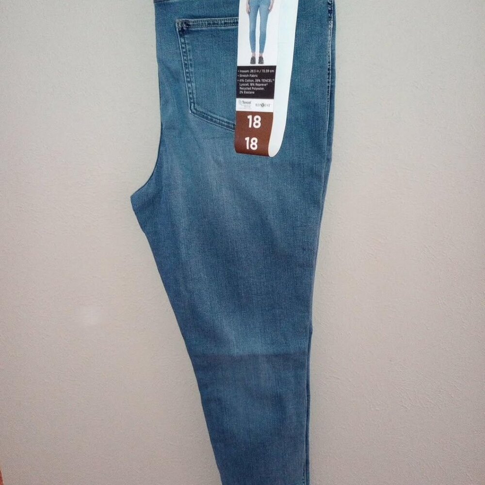 Kirkland Women's Plus Size 18 High Rise Light Blue Skinny Jeans NWT - Picture 2 of 5